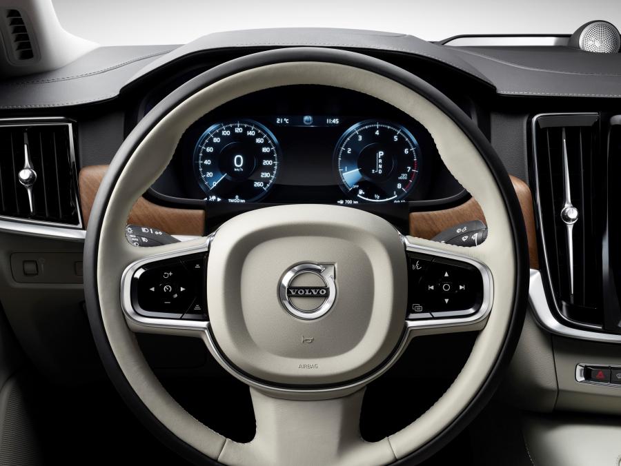Панель приборов Volvo S90 T6 Inscription 2016 года  (фото 72 из 84)